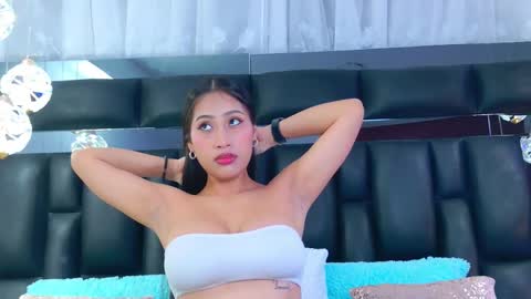 Snapshot of yesyhills chatting on 09/14/25, 07:13 Yesy online show from 09/14/25, 07:13