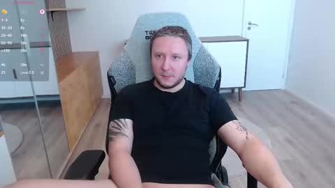 Snapshot of yhdxhy chatting on 11/17/25, 10:54 James online show from 11/17/25, 10:54