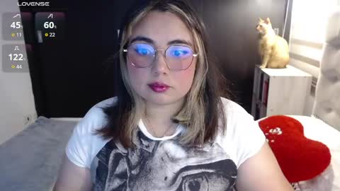Snapshot of yini_angel07 chatting on 06/09/26, 02:01 hii i am yini online show from 06/09/26, 02:01
