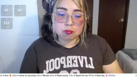 Snapshot of yini_angel07 chatting on 06/12/26, 02:43 hii i am yini online show from 06/12/26, 02:43