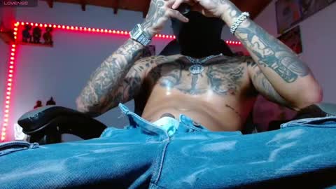 Snapshot of yio__cohen chatting on 10/31/25, 05:30 yio cohen  online show from 10/31/25, 05:30