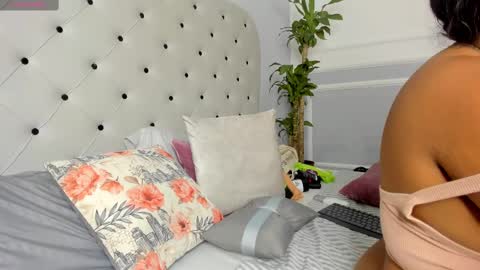 roxie reyes  online show from 02/15/25, 03:42