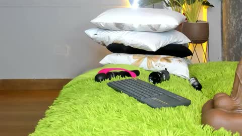 roxie reyes  online show from 12/22/25, 11:40