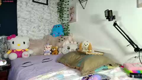 Snapshot of yiyii9 chatting on 06/25/26, 12:42 yiyii9 online show from 06/25/26, 12:42