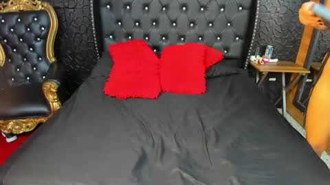 yiyisandoval online show from 10/14/25, 07:36