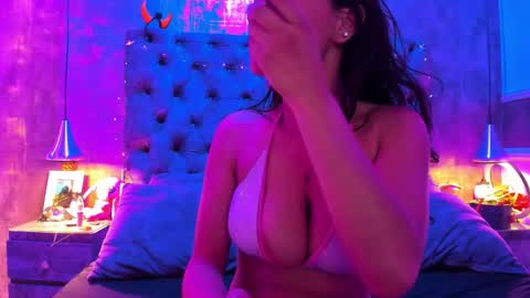 yiyisandoval online show from 11/18/25, 08:13