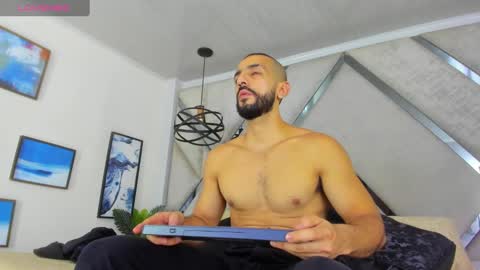 Snapshot of yiyo10_ chatting on 01/14/25, 04:04 Yiyo online show from 01/14/25, 04:04