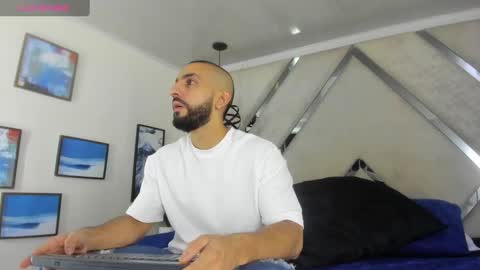 Snapshot of yiyo10_ chatting on 01/19/25, 04:12 Yiyo online show from 01/19/25, 04:12