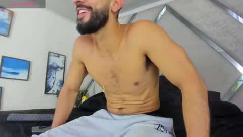 Snapshot of yiyo10_ chatting on 01/28/25, 04:29 Yiyo online show from 01/28/25, 04:29