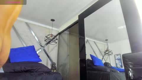 Snapshot of yiyo10_ chatting on 02/20/25, 10:37 Yiyo online show from 02/20/25, 10:37