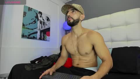 Snapshot of yiyo10_ chatting on 02/23/25, 04:28 Yiyo online show from 02/23/25, 04:28