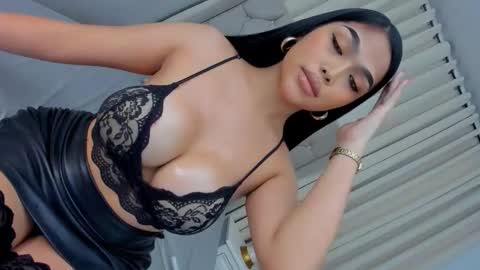 Snapshot of ylonagrae chatting on 10/24/25, 04:58 ylonagrae online show from 10/24/25, 04:58