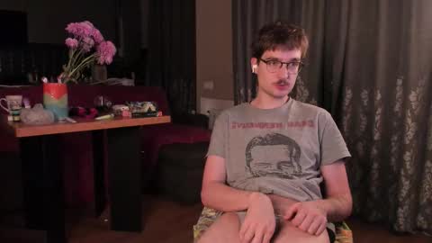 Snapshot of yoga_pizza_420 chatting on 11/15/25, 04:43 Max online show from 11/15/25, 04:43