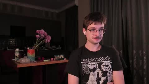 Snapshot of yoga_pizza_420 chatting on 11/16/25, 04:29 Max online show from 11/16/25, 04:29