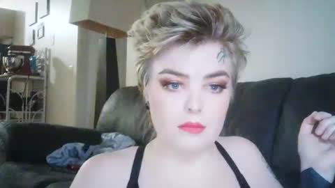 Yolandi online show from 12/22/25, 08:17