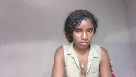 yolandrina05 online show from 09/22/25, 05:53