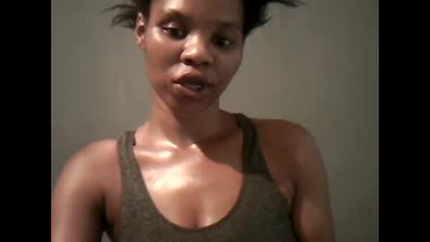 Snapshot of yoncexx25 chatting on 01/06/25, 02:03 amazingkellyxx online show from 01/06/25, 02:03