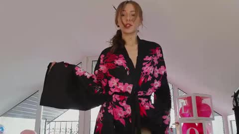 Snapshot of yononeey chatting on 02/15/25, 10:22  Wilma  online show from 02/15/25, 10:22