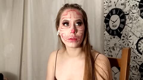 Snapshot of yonsteinworth chatting on 10/17/25, 09:34 Hey Guys My name is Vivienne online show from 10/17/25, 09:34