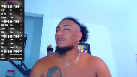 Snapshot of yosoy_enzo2020 chatting on 11/22/25, 02:10 Enzo online show from 11/22/25, 02:10