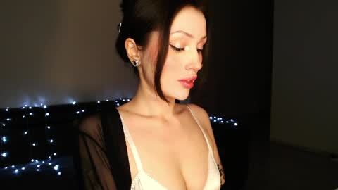 Snapshot of you_deserve chatting on 04/10/26, 09:19 Sophie online show from 04/10/26, 09:19