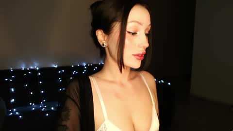 Snapshot of you_deserve chatting on 04/14/26, 09:43 Sophie online show from 04/14/26, 09:43