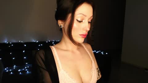 Snapshot of you_deserve chatting on 04/29/26, 08:37 Sophie online show from 04/29/26, 08:37
