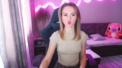 Snapshot of youdreamm chatting on 11/27/25, 07:43 Bella online show from 11/27/25, 07:43