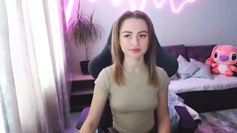 Snapshot of youdreamm chatting on 04/10/26, 07:35 Bella online show from 04/10/26, 07:35