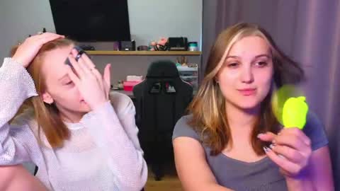 Snapshot of younona chatting on 06/06/26, 04:44 Anna and Luna online show from 06/06/26, 04:44