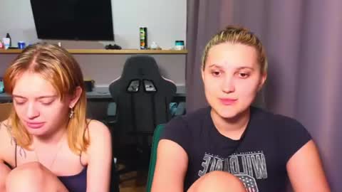 Snapshot of younona chatting on 07/17/26, 05:51 Anna and Luna online show from 07/17/26, 05:51