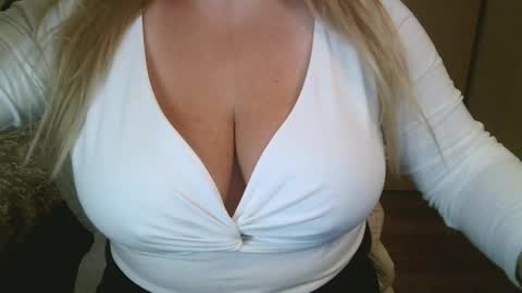 Snapshot of your__maria chatting on 02/03/26, 06:40 Maria Love online show from 02/03/26, 06:40