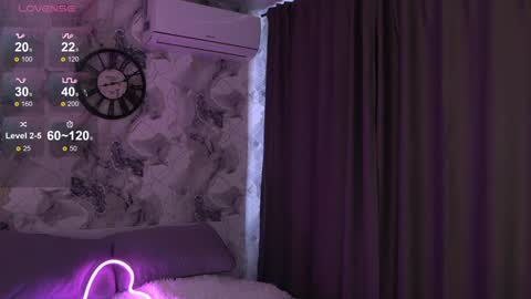 Julia Please Thumbs up me   online show from 01/23/25, 07:22