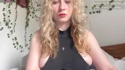 Snapshot of your_coraline_ chatting on 10/26/25, 08:31 your_coraline_ online show from 10/26/25, 08:31