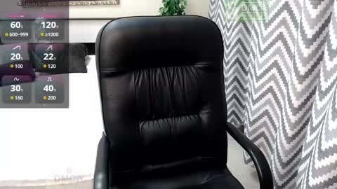 Snapshot of your_dream_04 chatting on 12/10/24, 06:22 Erica online show from 12/10/24, 06:22