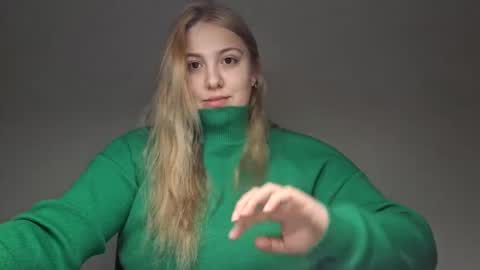 Snapshot of your_dream_04 chatting on 12/17/24, 05:18 Erica online show from 12/17/24, 05:18