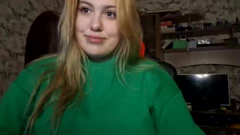 Snapshot of your_dream_04 chatting on 12/22/24, 04:48 Erica online show from 12/22/24, 04:48