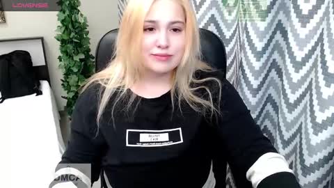 Snapshot of your_dream_04 chatting on 12/29/24, 11:29 Erica online show from 12/29/24, 11:29