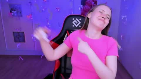 Snapshot of your_ella chatting on 04/07/26, 11:15 Ella online show from 04/07/26, 11:15