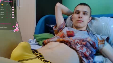 Snapshot of your_honeyy chatting on 04/12/26, 05:45 Mark online show from 04/12/26, 05:45