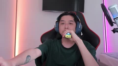 Snapshot of your_little_twink chatting on 09/24/25, 11:02 Han   online show from 09/24/25, 11:02