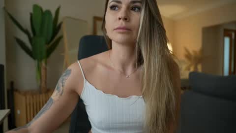 Snapshot of your_poison_girl chatting on 04/19/26, 12:37 Helena online show from 04/19/26, 12:37