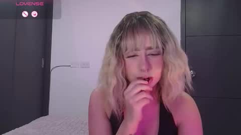 Snapshot of your_rosalie chatting on 09/10/25, 04:45 your_rosalie online show from 09/10/25, 04:45