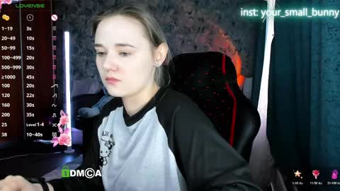 Snapshot of your_small_bunny chatting on 04/17/26, 02:25 Molly online show from 04/17/26, 02:25