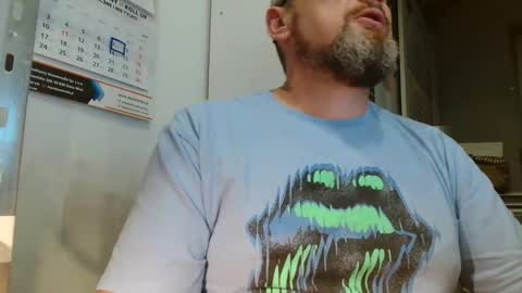 Snapshot of your_tipie chatting on 11/18/25, 02:21 your_tipie online show from 11/18/25, 02:21