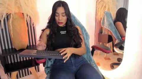 Snapshot of yourcutemolly chatting on 03/08/25, 05:49 Selena online show from 03/08/25, 05:49