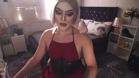 Snapshot of yourlivingonurdream chatting on 01/19/25, 12:06 -- online show from 01/19/25, 12:06