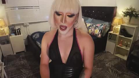 Snapshot of yourlivingonurdream chatting on 02/14/25, 08:42 -- online show from 02/14/25, 08:42