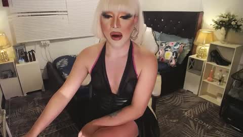 Snapshot of yourlivingonurdream chatting on 02/14/25, 11:42 -- online show from 02/14/25, 11:42