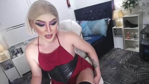 Snapshot of yourlivingonurdream chatting on 02/19/25, 02:01 -- online show from 02/19/25, 02:01